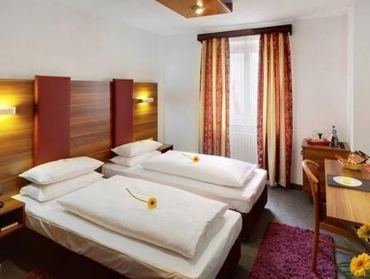 Hotel Und Cafe Paso Vierkirchen Екстериор снимка